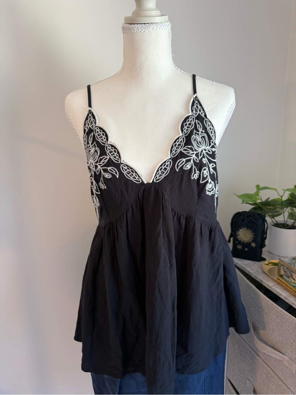 Womens L V Neck Black Western Lace-Trim Flowy Tank Top: adjustable straps boho
